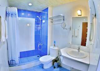 Хостелы Hostel Tsaghkadzor Цахкадзор Четырехместный номер с ванной комнатой-5